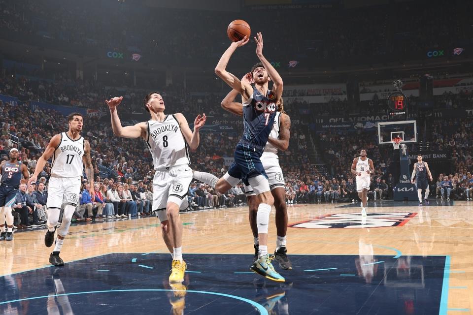 华体会官网-紧追联盟第一！SGA伤停雷霆爆发冲突大胜篮网 麦凯恩21分加盟新高