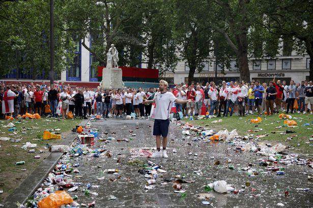 【手记】看看温布利外的“垃圾场”，这就是足球回家？